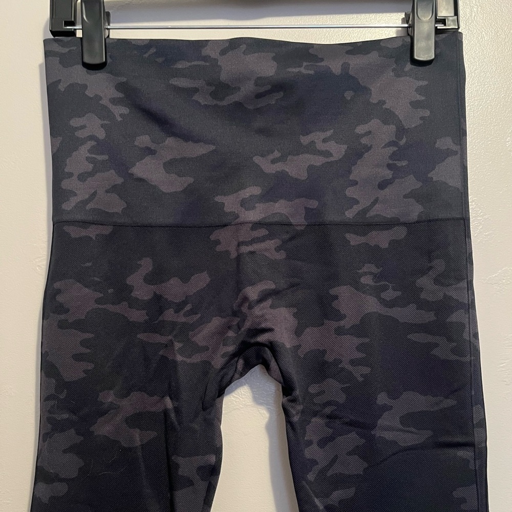SPANX Look at Me Now Seamless Leggings - Camo - Picture 5 of 12